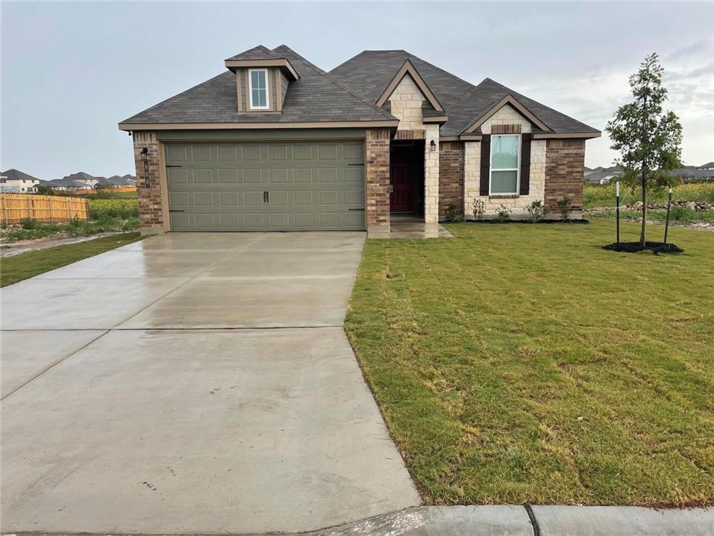 Welcome home to this beautiful, brand-new single-story home in the desirable Lake Pointe community! – photo 1