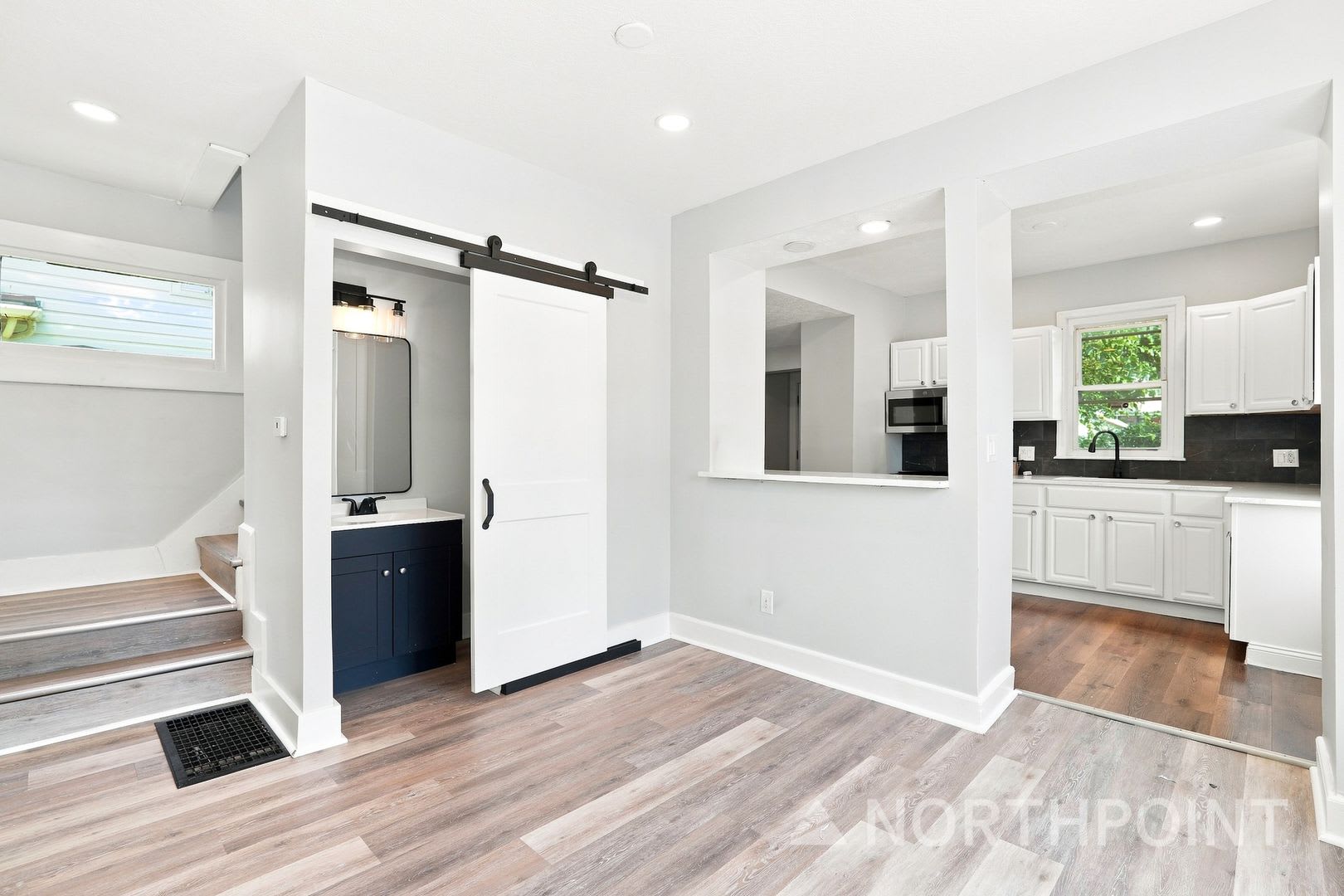 Beautifully renovated three bedroom home – photo 1