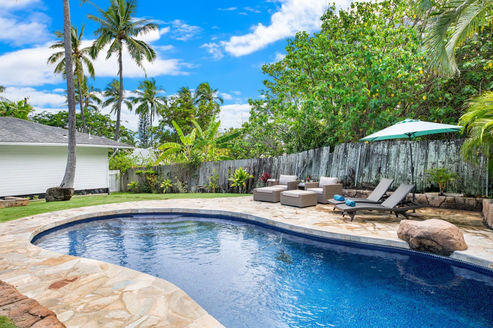 3bd/2ba Beachy Charm Home w/Private Pool & Close Walk to beach. Lanikai Cottage – photo 1