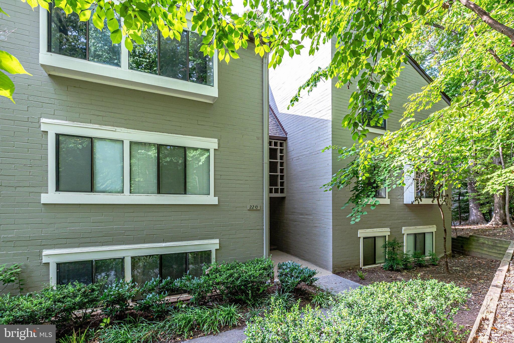 2210 SPRINGWOOD Drive – photo 1