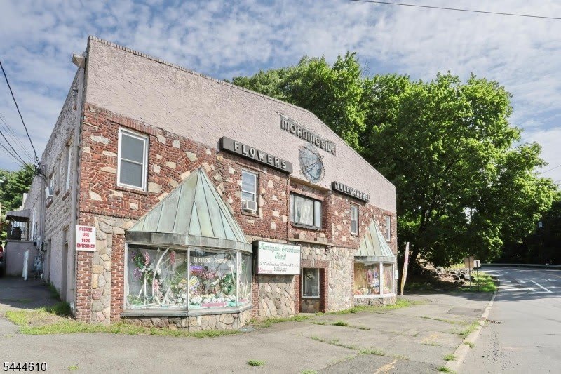 554 W Broadway – photo 1 of 22