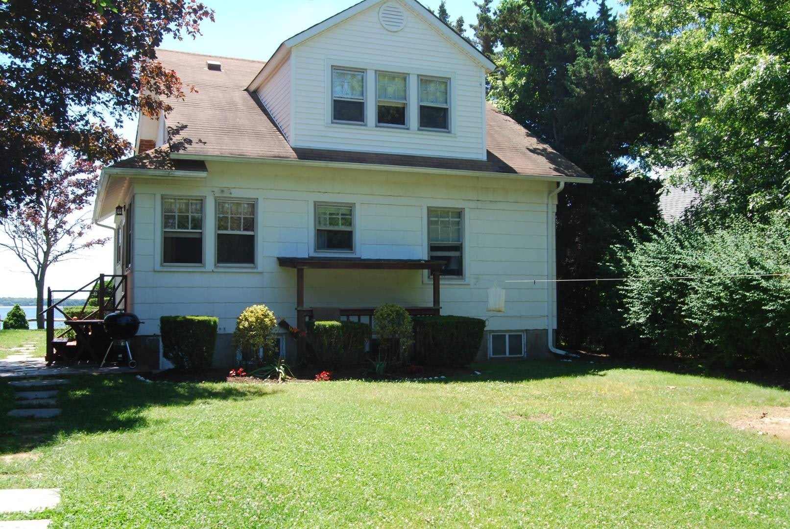 47 Bayside Ave – photo 1 of 12