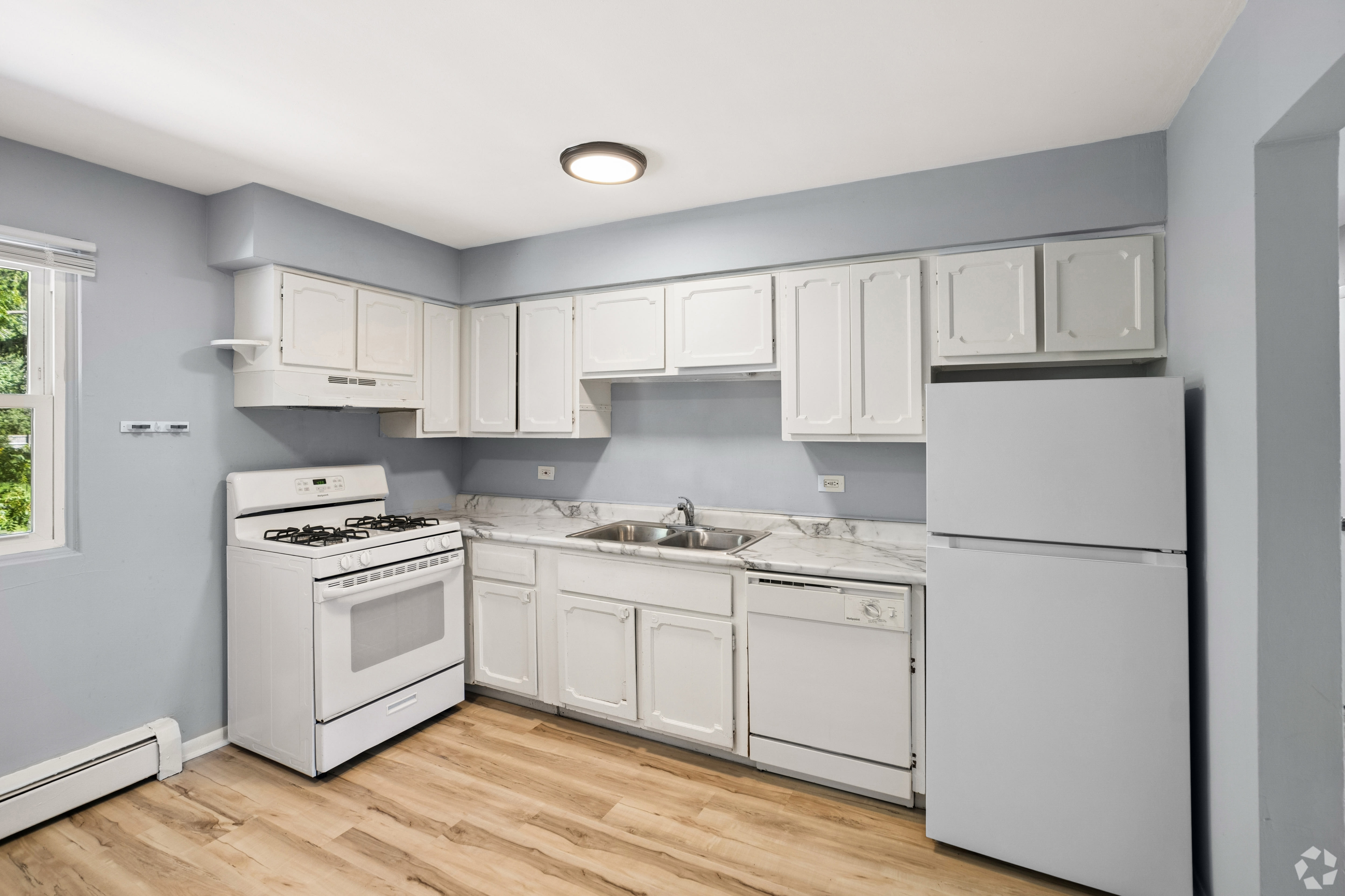 1032 E Division St – photo 1 of 83