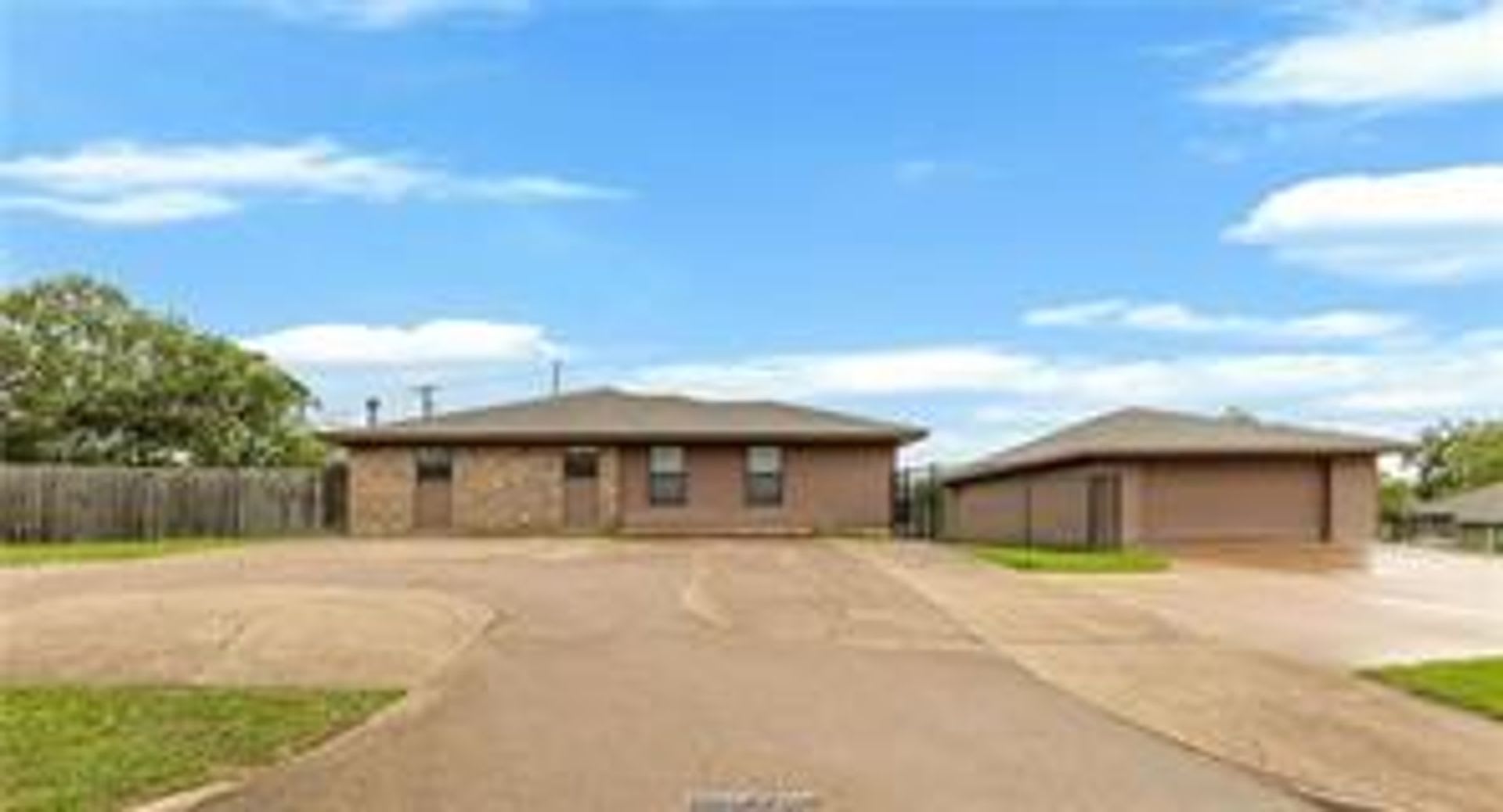 Spacious 4 Bedroom! Close to campus! – photo 1