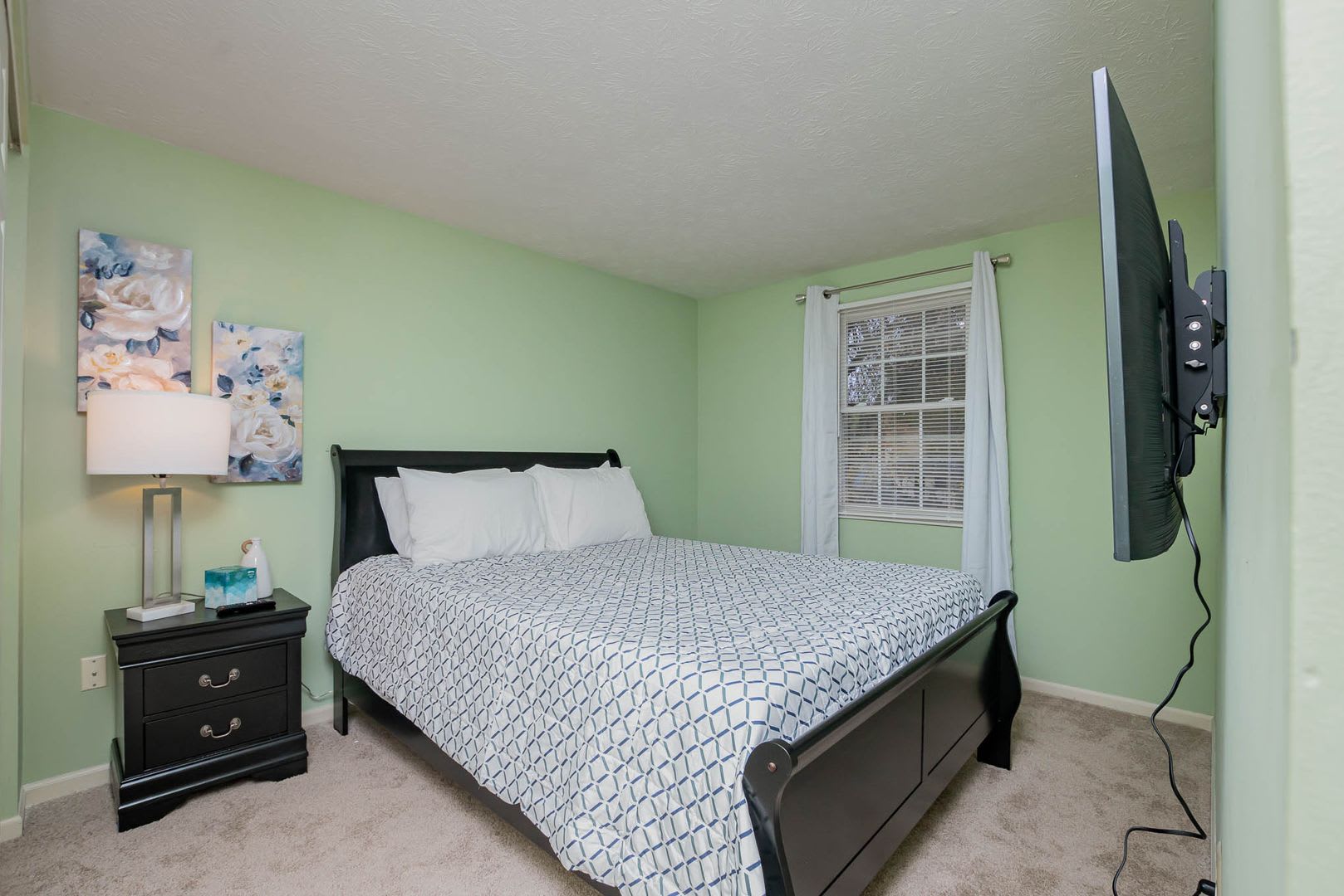 Inviting home with private fenced yard for pets – photo 1