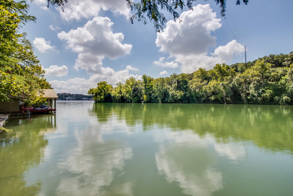 1712 Lakeshore Drive – photo 1