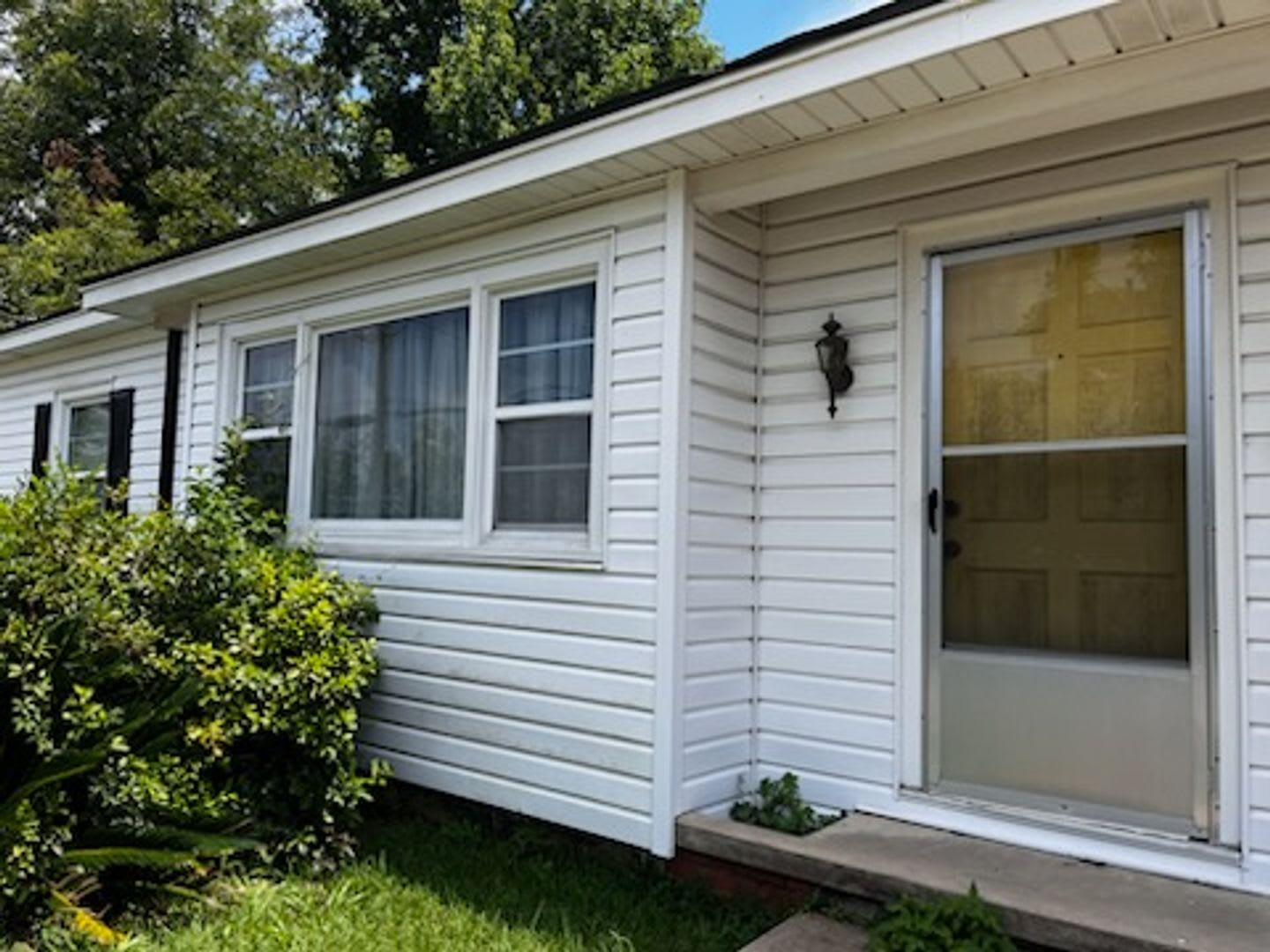 Classic 3/2 in Marianna w/ Lawn Maintenance &amp; Pest Control Included – photo 1 of 15