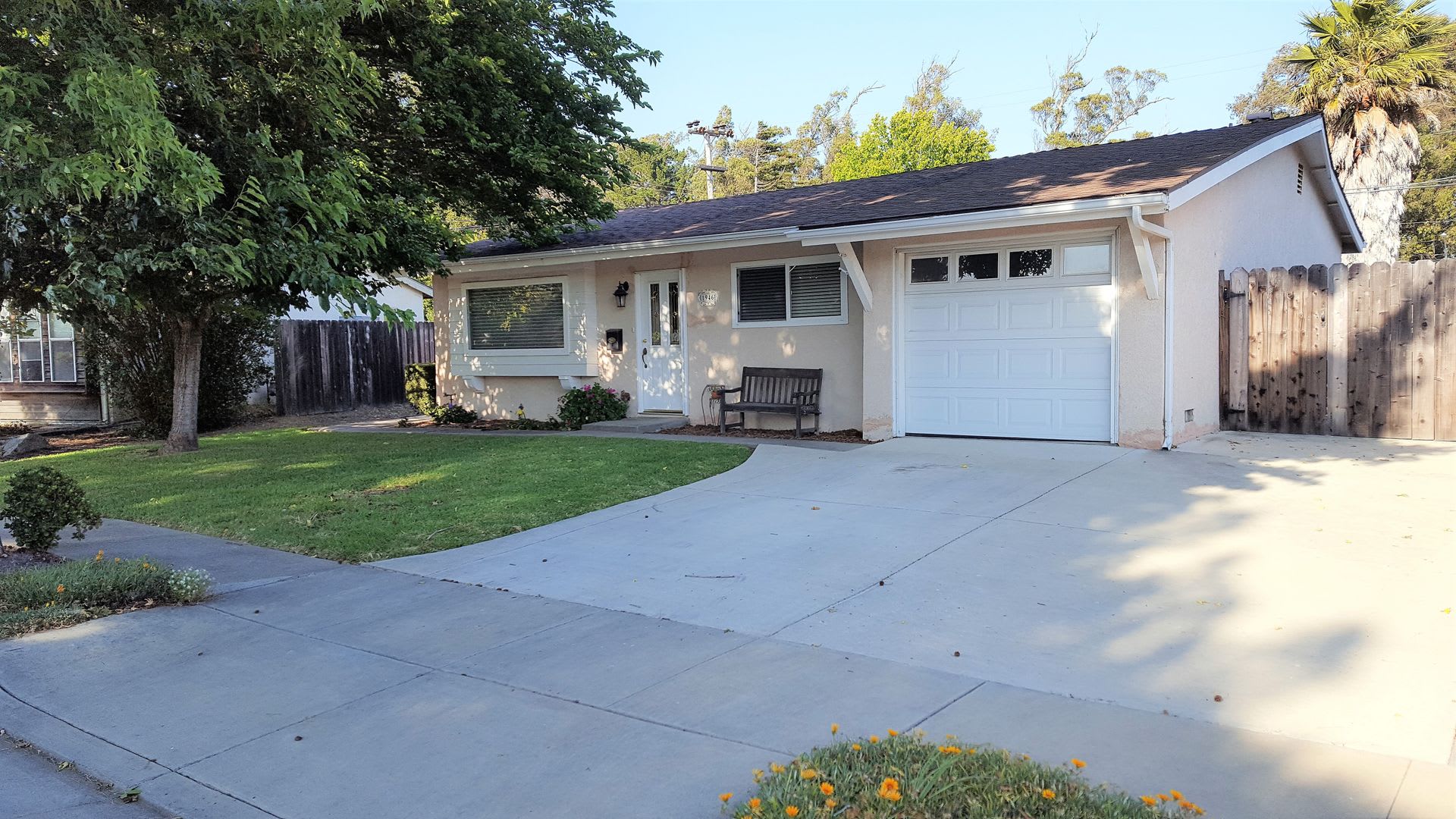 3 Bedroom with Fenced Yard in Laguna Lake – photo 1
