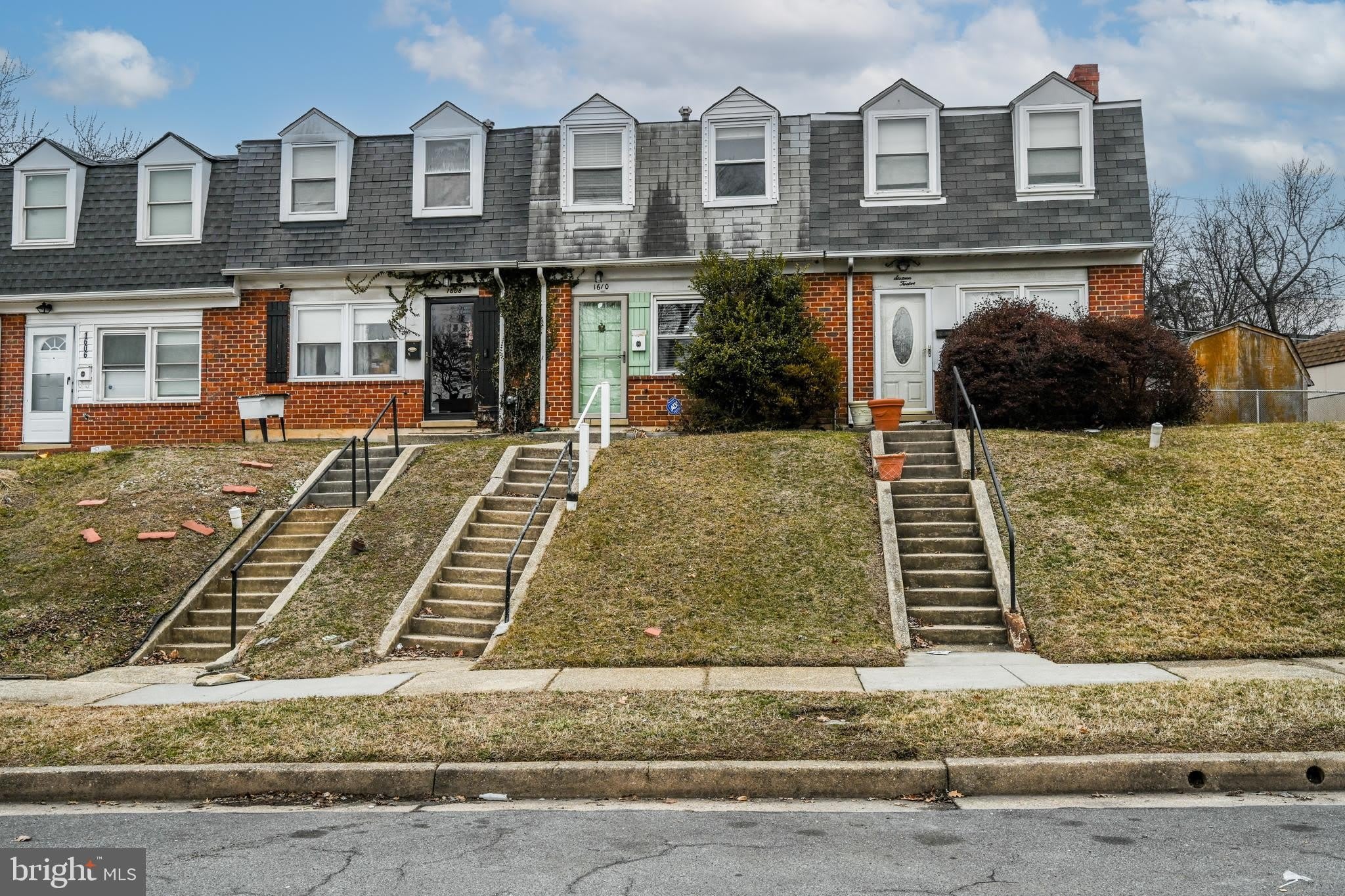 1610 WENTWORTH Avenue – photo 1 of 24