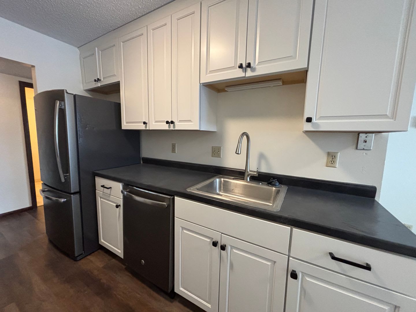 2 bedroom Condo in Twin Towers!! – photo 1