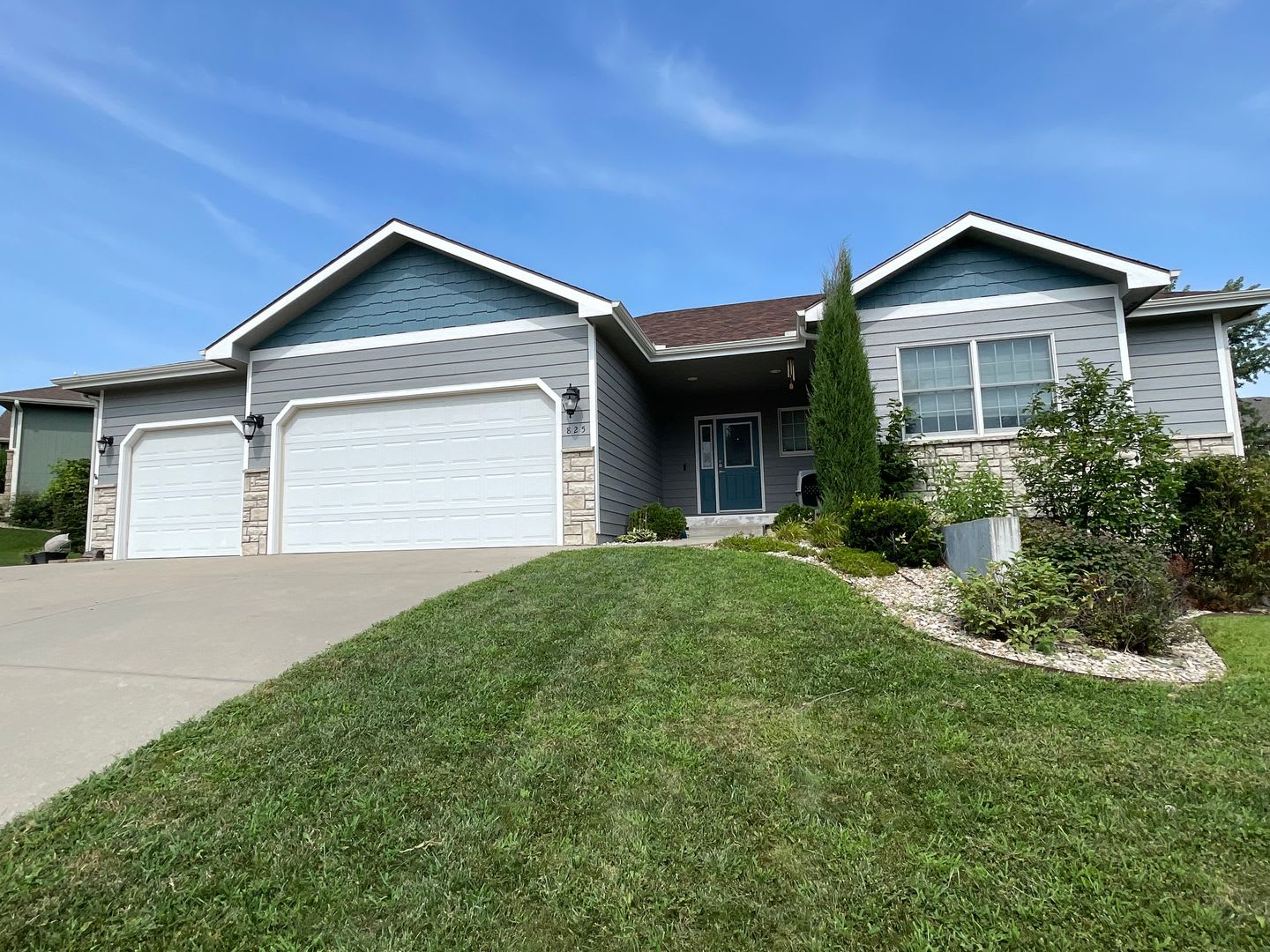 Fantastic Family Home Great Location 3 Car Garage – photo 1