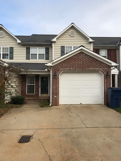 Townhouse Behind Oxford Lake! 277 Ivy Place – photo 1 of 16