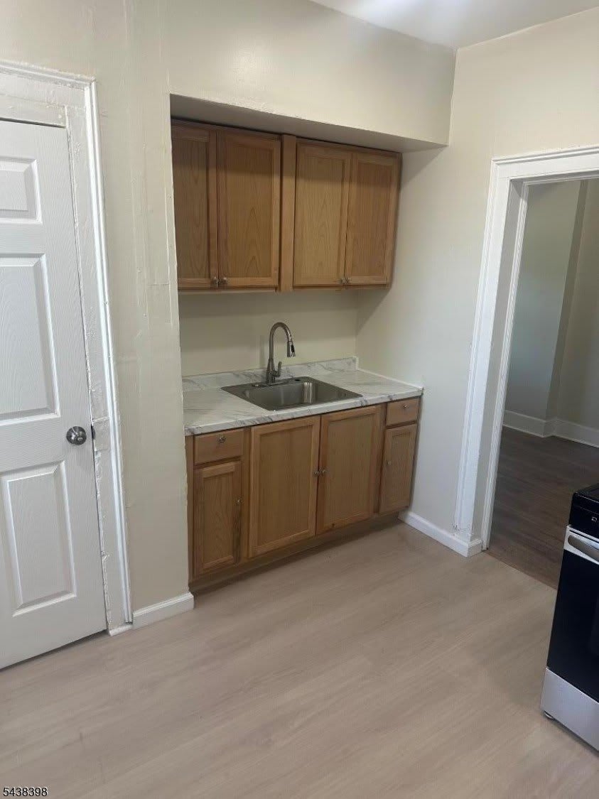 452 Alden St – photo 1 of 9