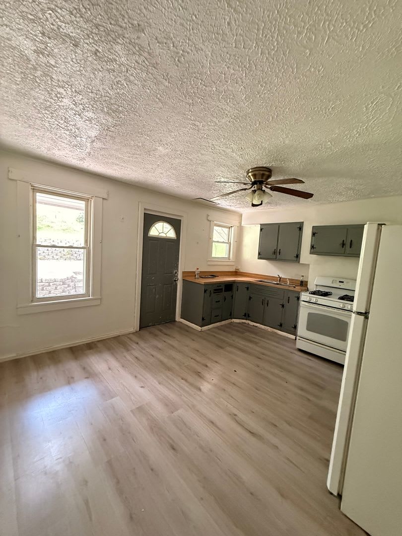 2 Bedroom 1 Bathroom Townhouse For Rent – photo 1