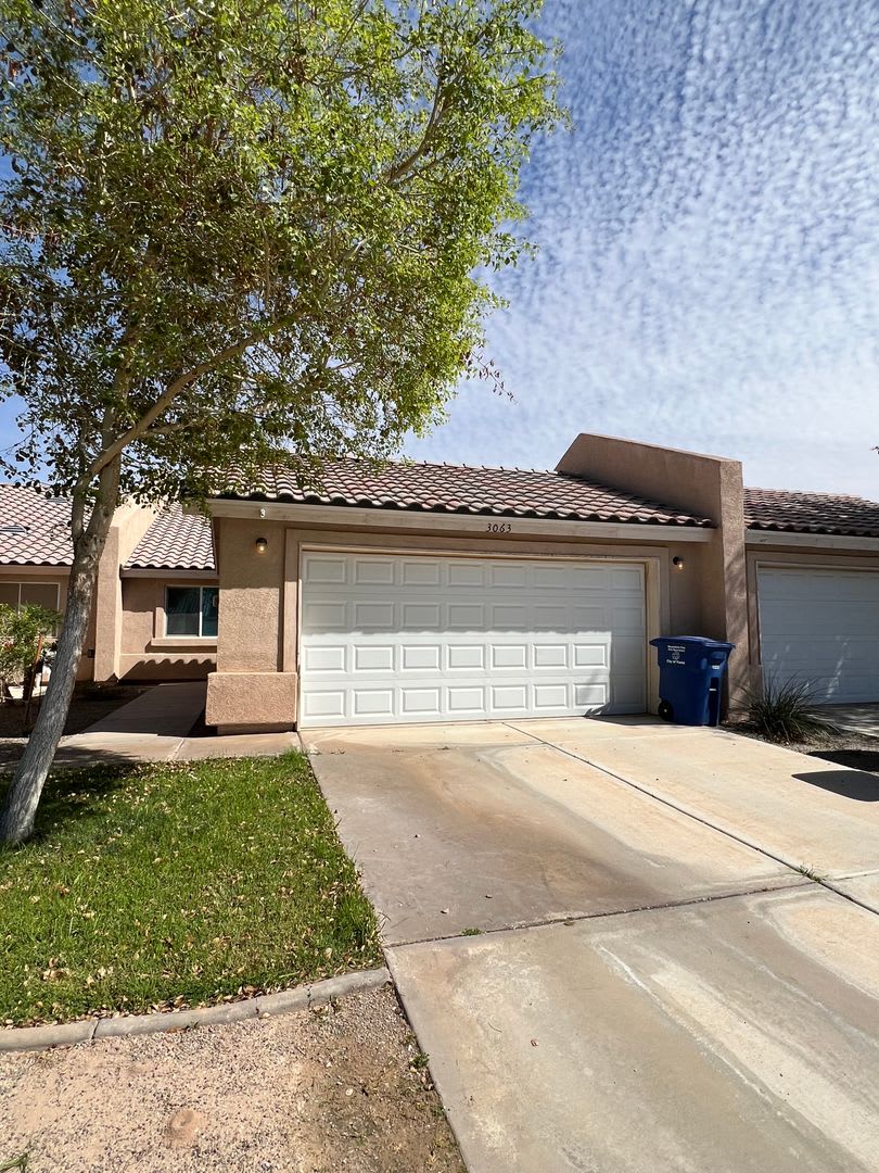 VERY NICE 2 BED 2 BATH TOWNHOME! – photo 1