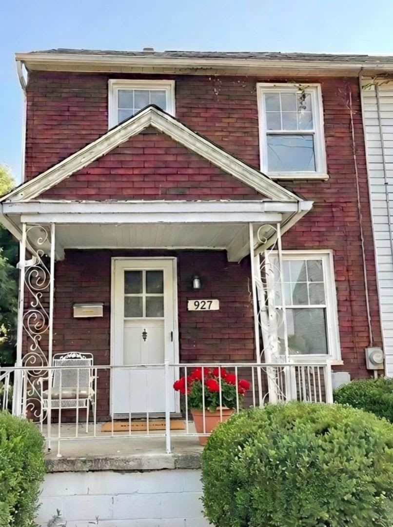 2 Bed / 1 Bath Townhouse in Clairton – photo 1 of 7