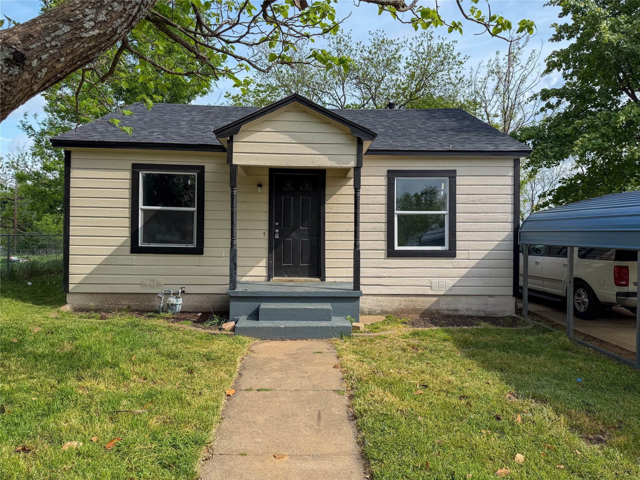 627 E Woodard Street – photo 1 of 8