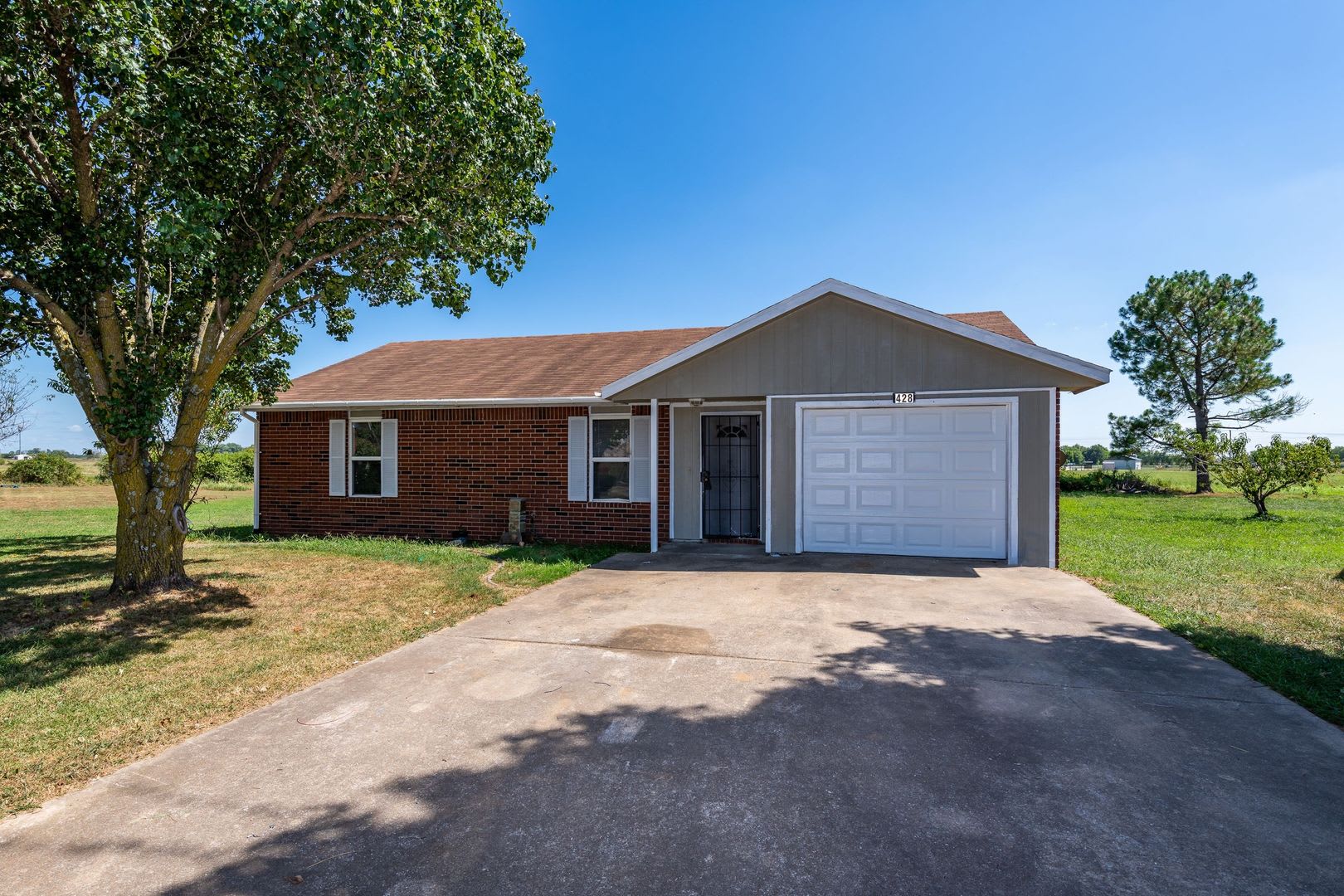 Culdesac Home on Over Half an Acre! Pet friendly and 6-12 month leases! – photo 1