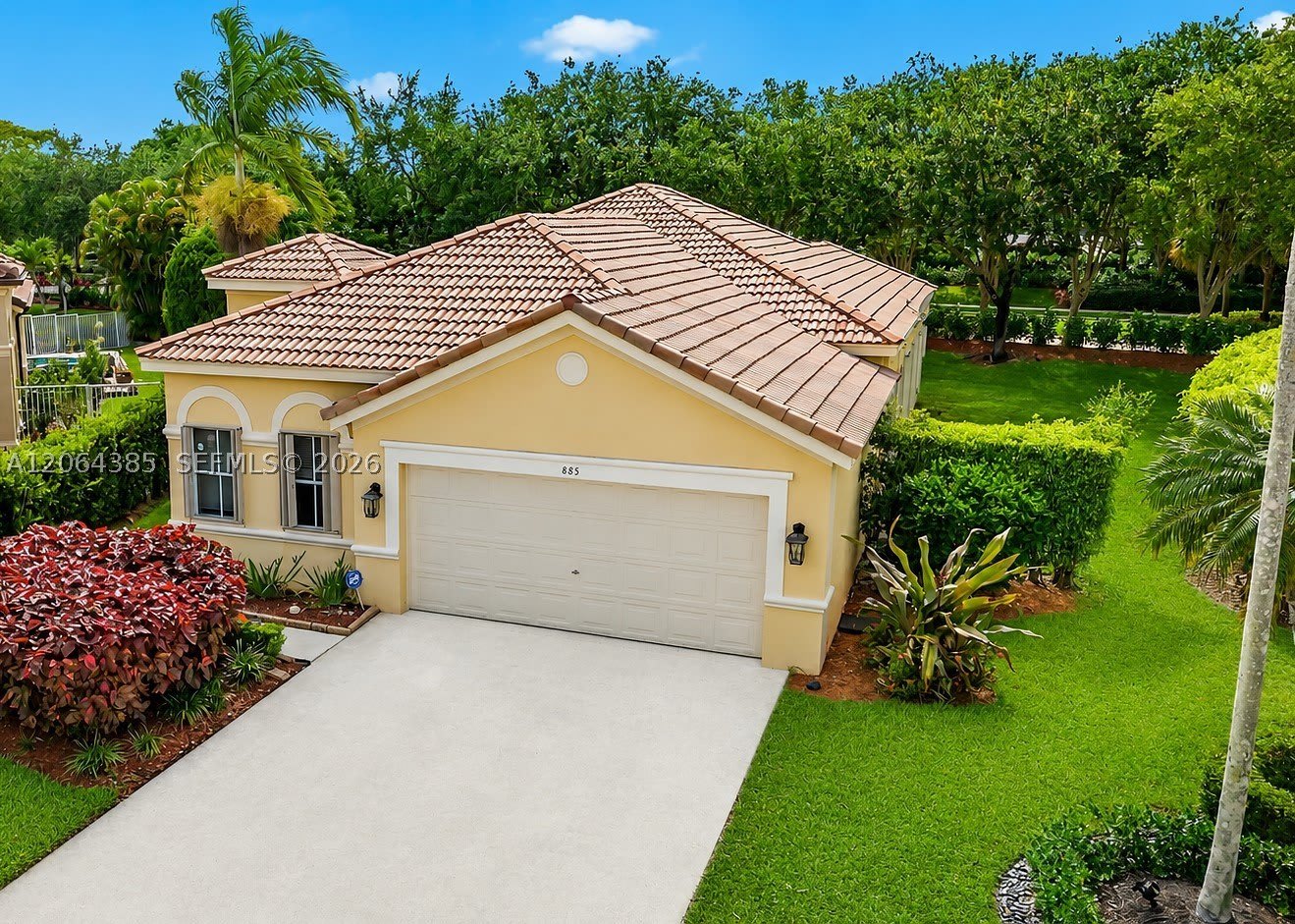 885 Tanglewood Cir – photo 1