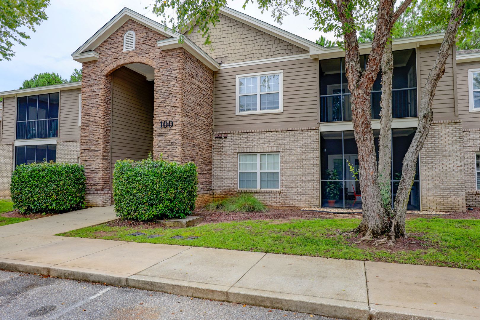 FIRST FLOOR APARTMENT COMMUNITY POOL! – photo 1 of 15
