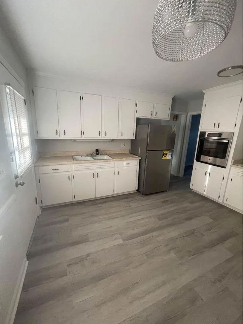 Comfortable & Convenient Living in the Heart of West Columbia – photo 1