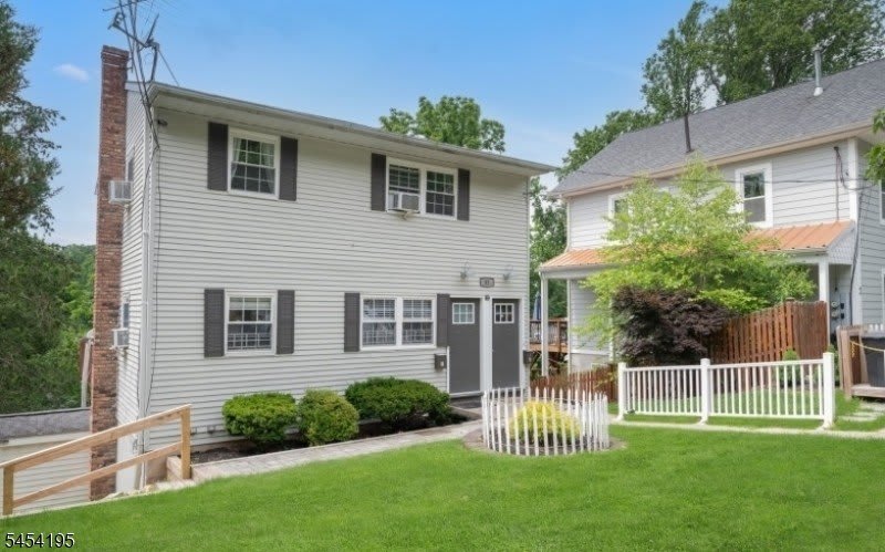 83 Chestnut St – photo 1 of 8
