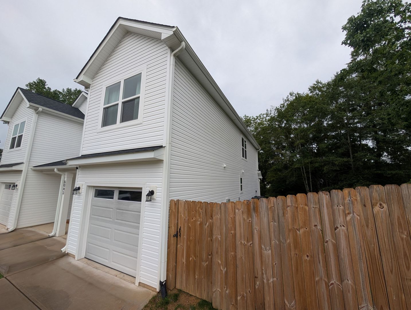 Room in 3 Bedroom Home at Sullins Rd – photo 1