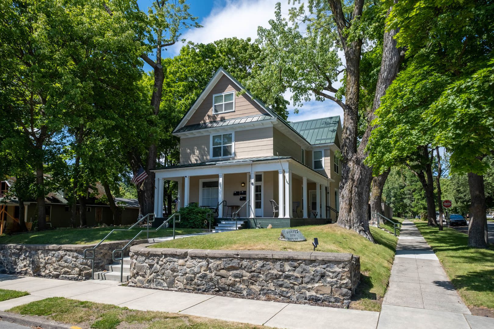 Enjoy the Downtown Coeur d Alene Lifestyle Close to beach and shops! – photo 1