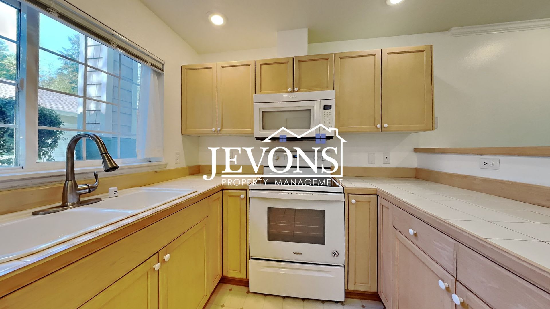 Condo With Swimming Pool And Private Enclosed 1 Car Garage In Klahanie Neighborhood – photo 1 of 40