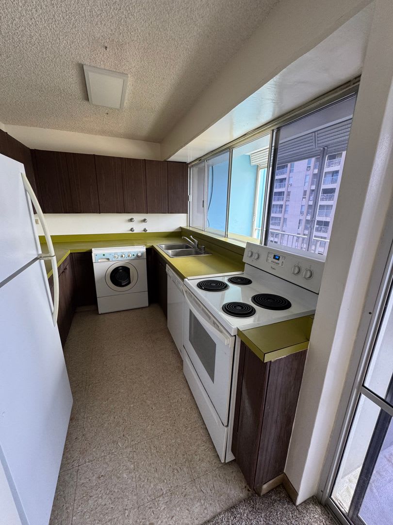 2 Bed 2 Bath 2 Garage Tandem Parking Spot Storage Locker Large Lanai W D In Unit Rooftop Pool In Waikiki – photo 1