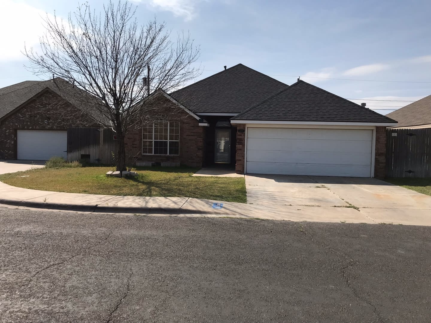 Spacious 3-Bedroom Home with Fireplace – photo 1