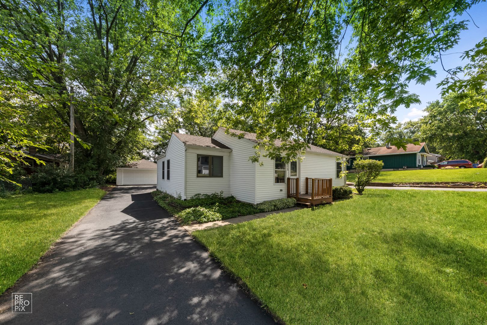 2 Bedroom 1 Bath with LARGE Oversized 2 Car Garage in Wonder Lake! – photo 1 of 13