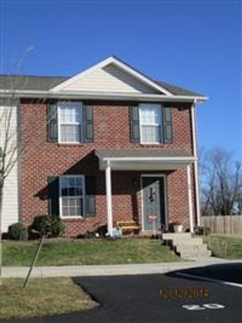 3 Bedroom, 3.5 Bath 2-Level Townhouse – photo 1