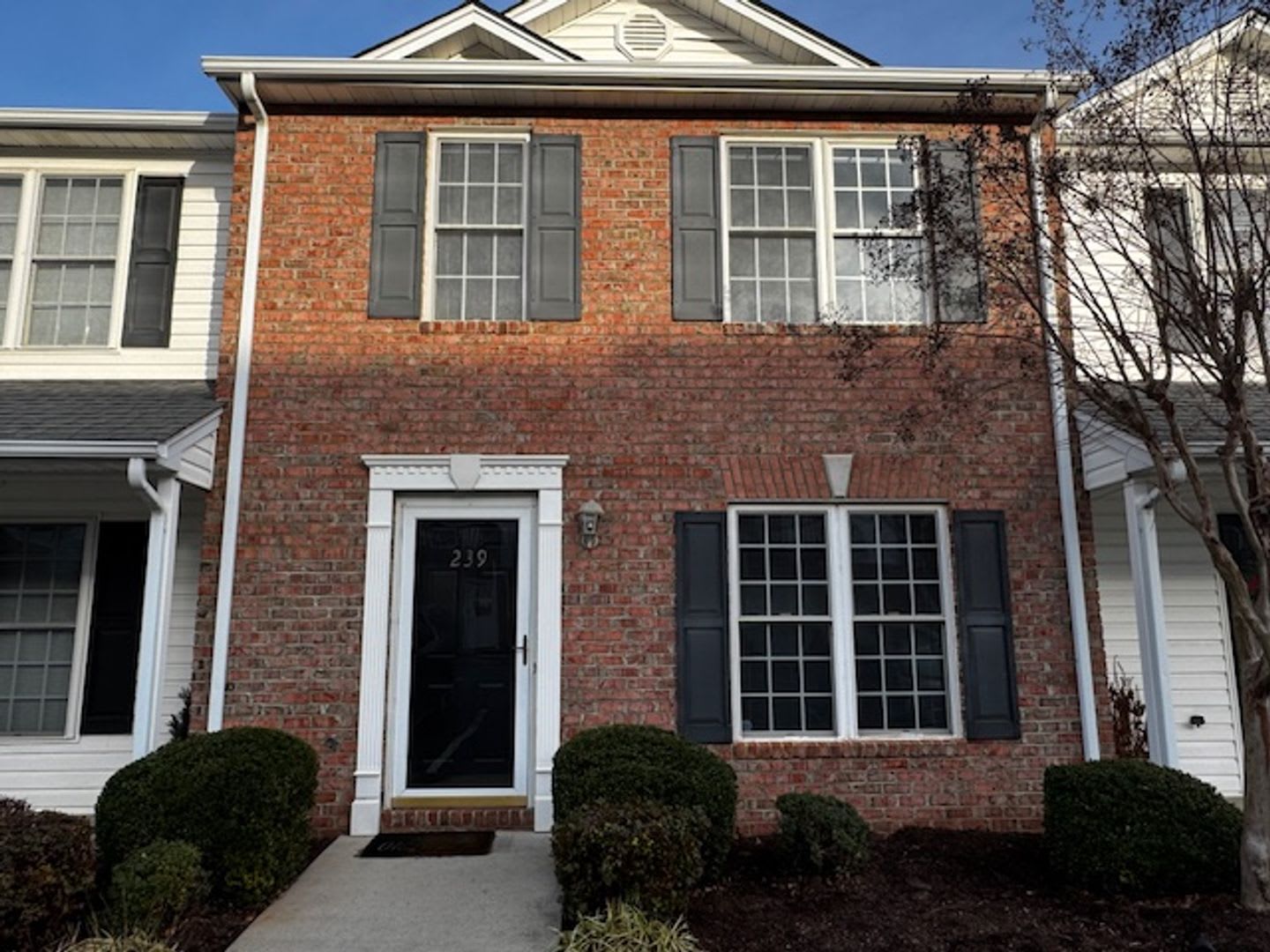 Townhouse in Wyndhurst with Finished Basement – photo 1