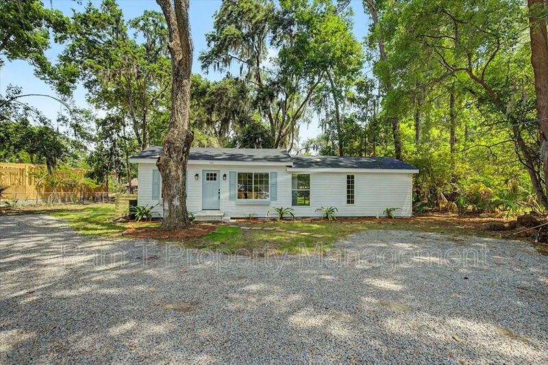 106 Holcomb St – photo 1 of 30