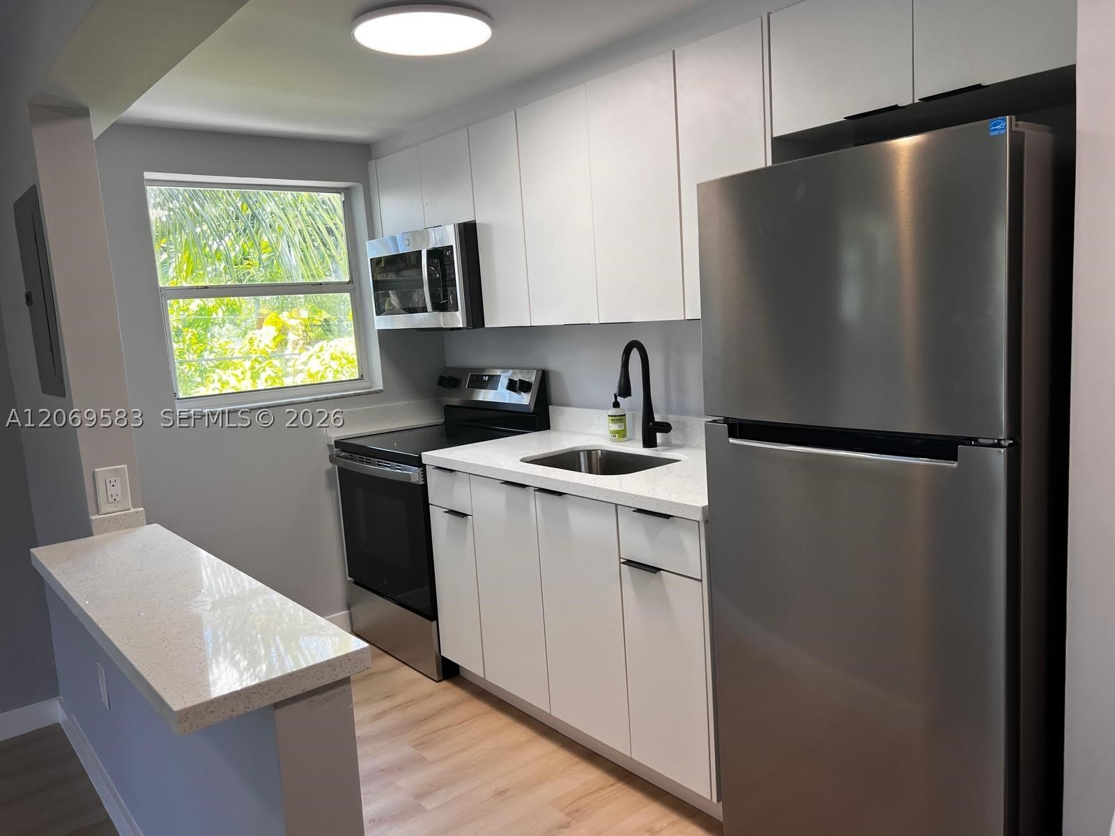 7820 NE Bayshore Ct – photo 1