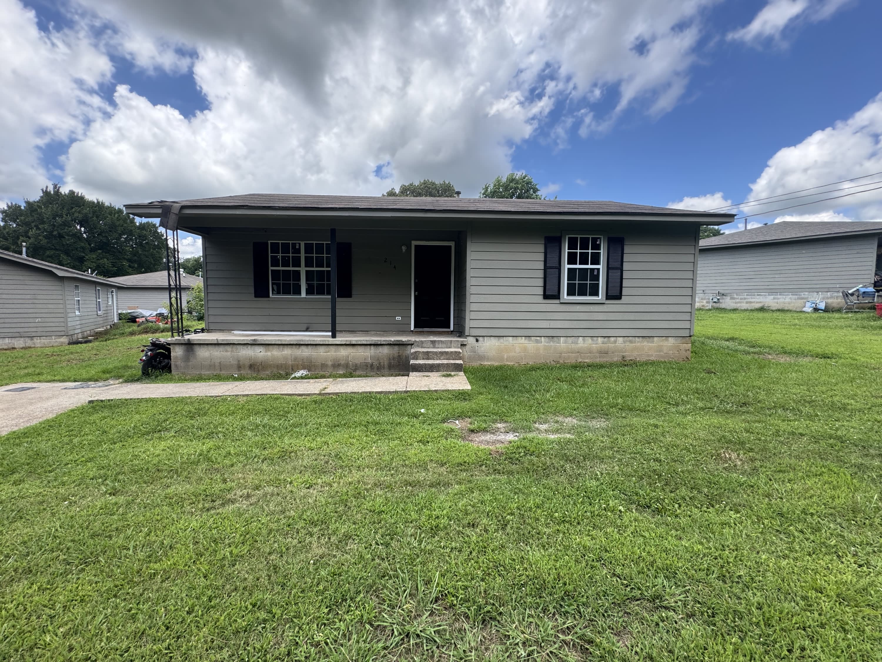 214 College St – photo 1 of 7