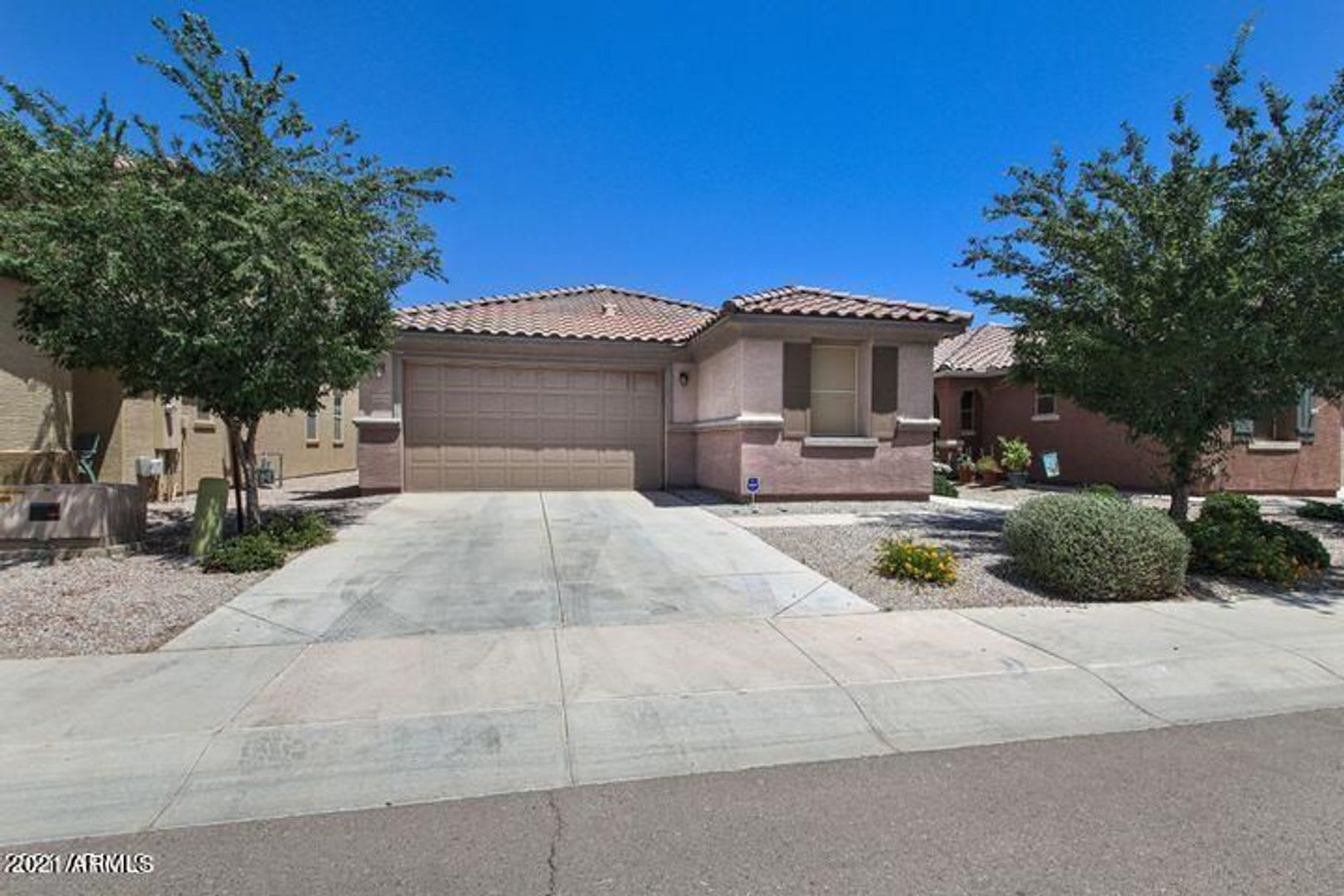 Gorgeous 3 bedroom, 2 bath plus a den on a premium view lot! – photo 1