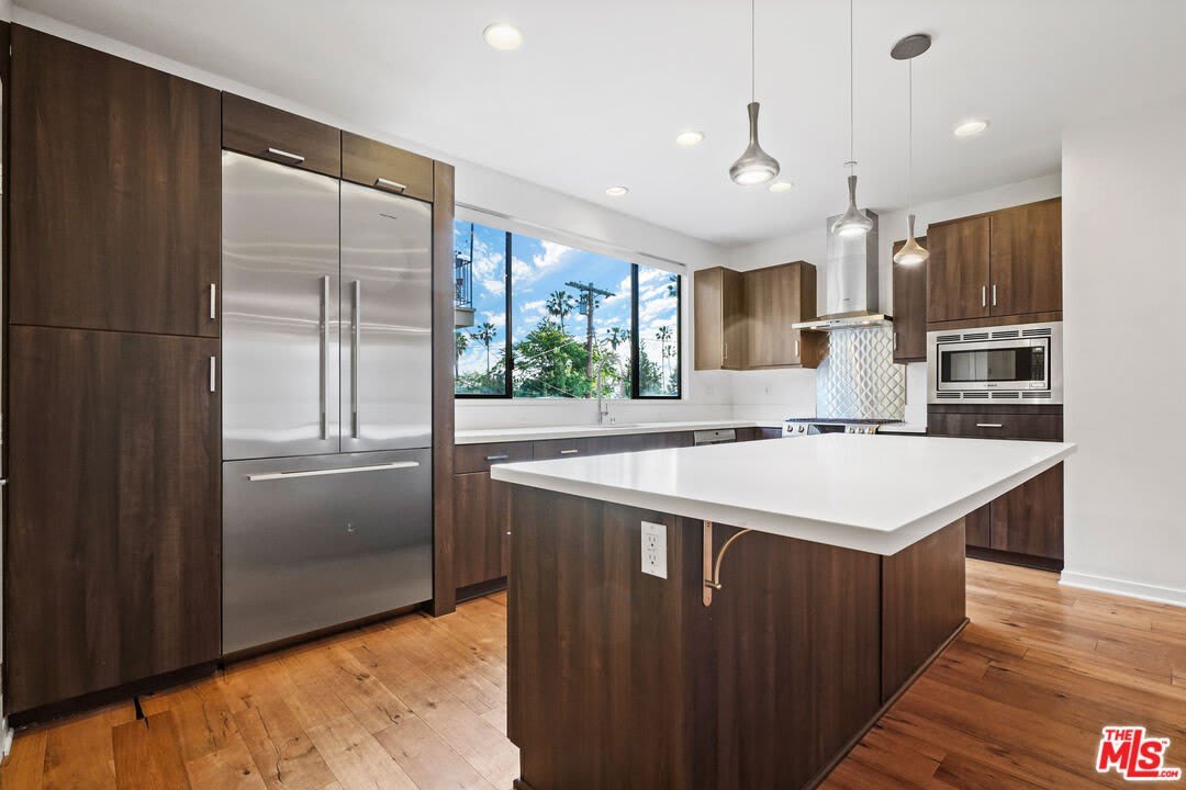 1427 1 2 Waterloo St – photo 1