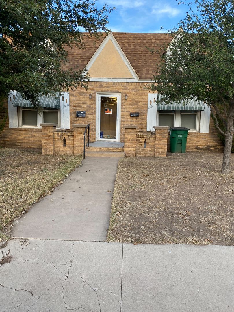 Cute and FURNISHED 1 bedroom, 1 bath duplex AVAILABLE NOW! – photo 1 of 9