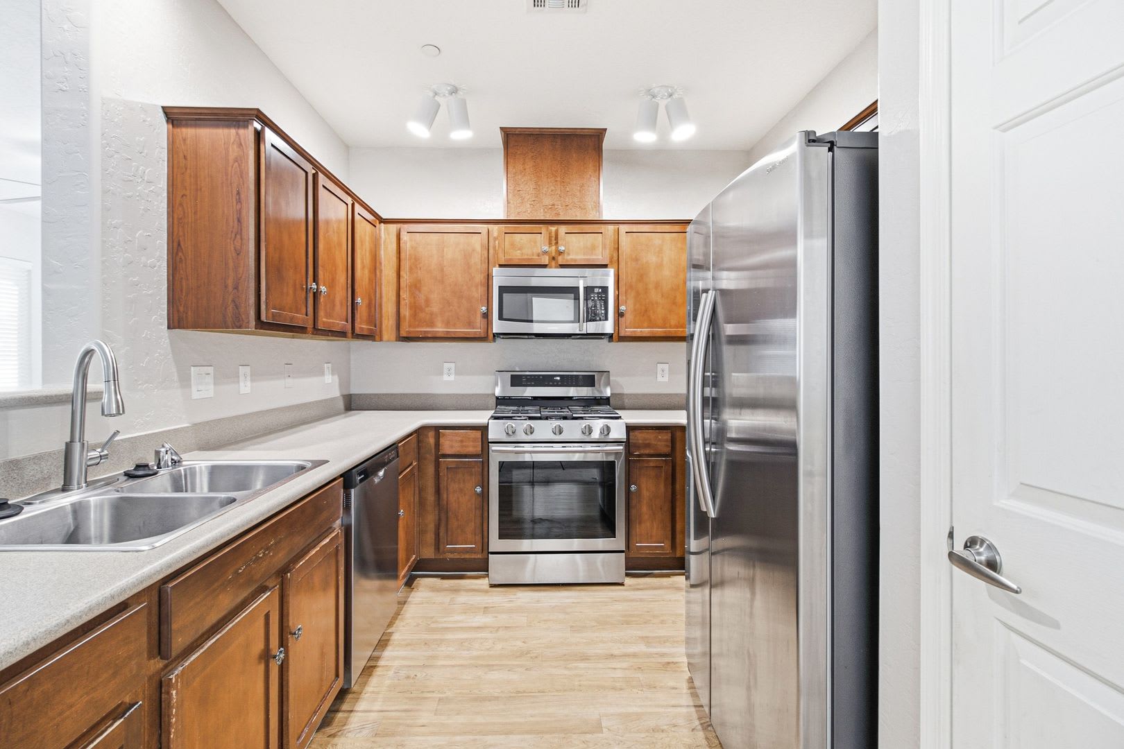 Beautiful townhouse for Rent! – photo 1