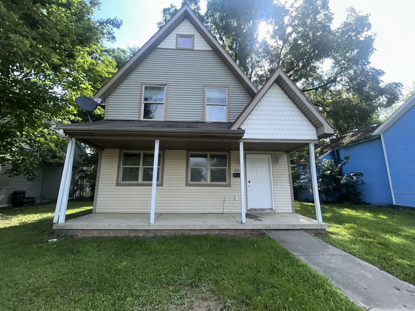 Just Renovated! New Kitchen, Floors, Paint, and more! 4 Bed, 2 Bath. Garage and Private Parking – photo 1