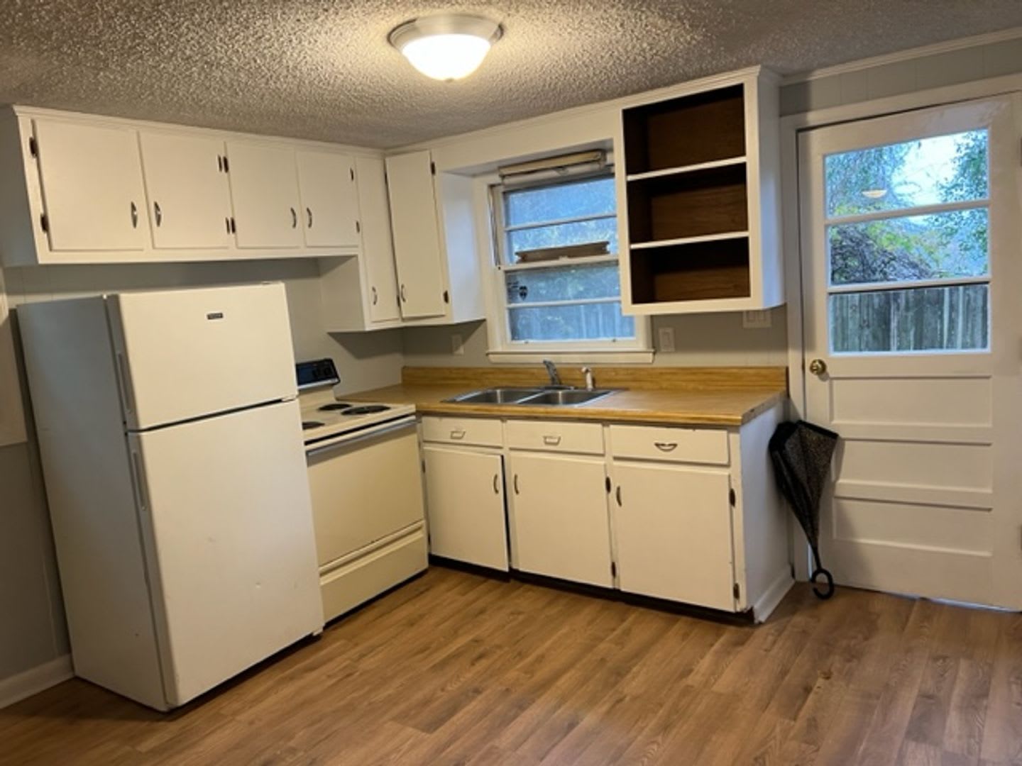 1 bed 1 bath off W. Broad St – photo 1