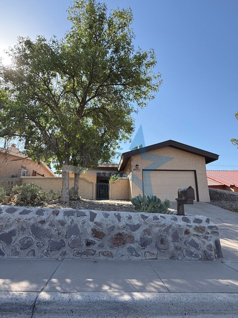 Charming 3 Bedroom Home Location Location Location – photo 1