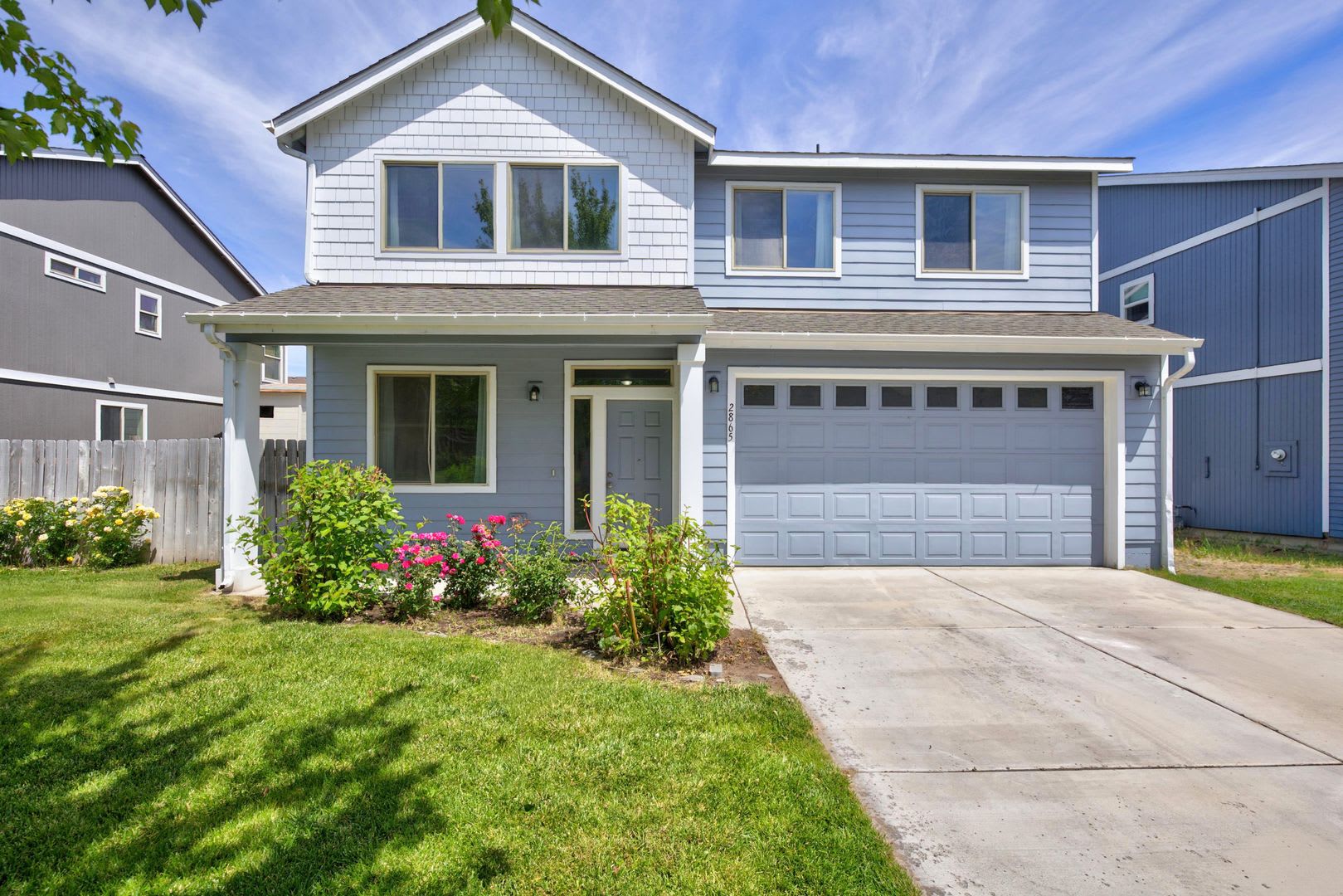 Large 2 Story Home 4 Bedrooms 2 5 Baths Living Room Large Loft Family Rm Fenced Yard 2 Car Garage – photo 1