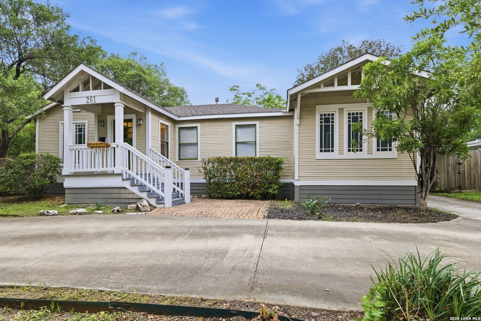 261 E OAKVIEW PL – photo 1 of 31