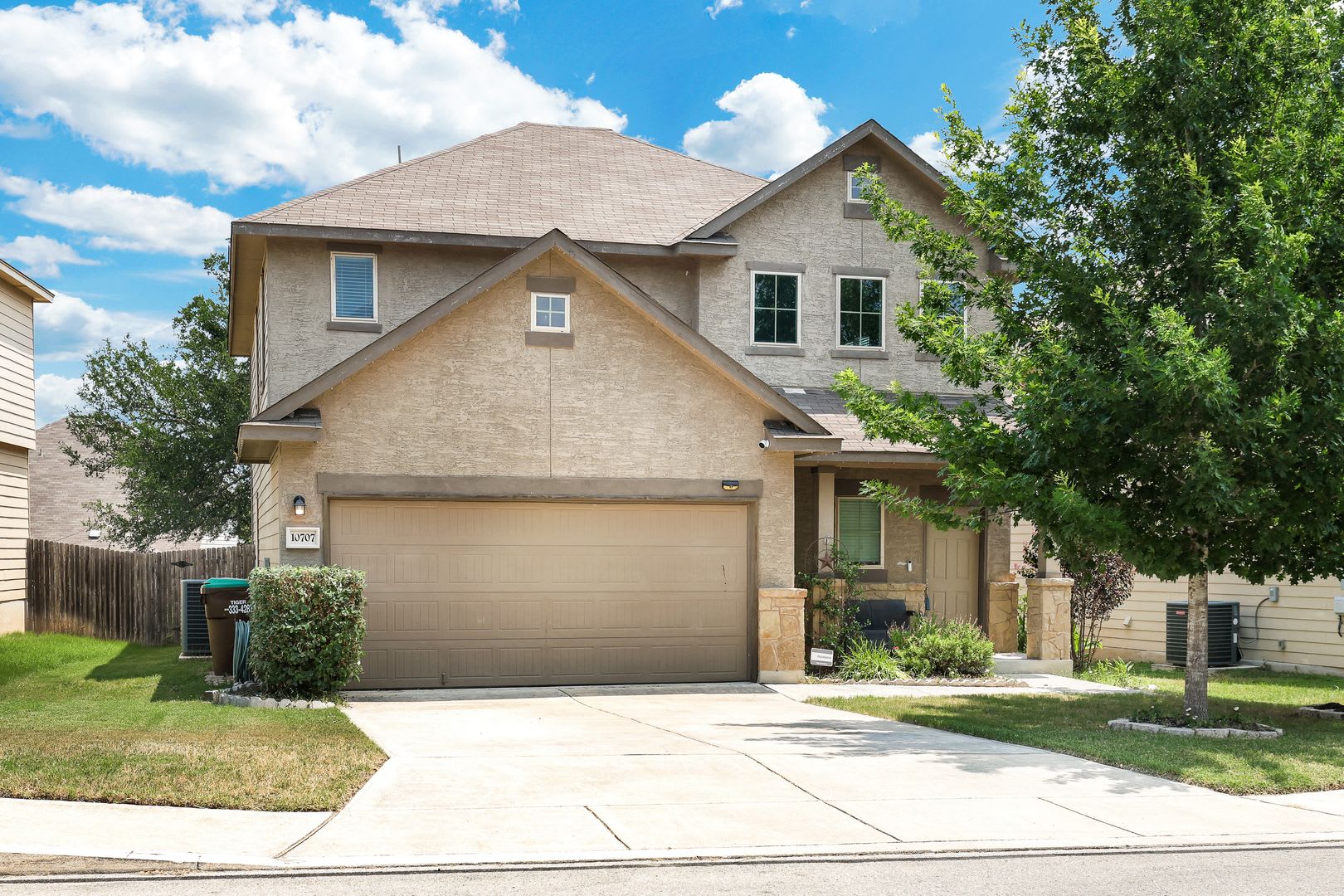 ***MOVE-IN SPECIAL: ONE WEEK FREE***Stunning Two-Story Home in Wolf Creek – photo 1