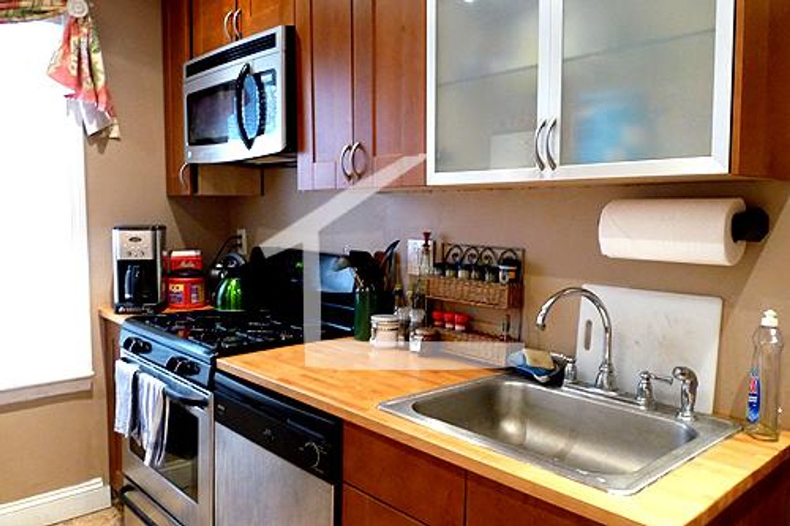 Nicely renovated 3 bed 1 bath unit on the Green Line in Allston! – photo 1