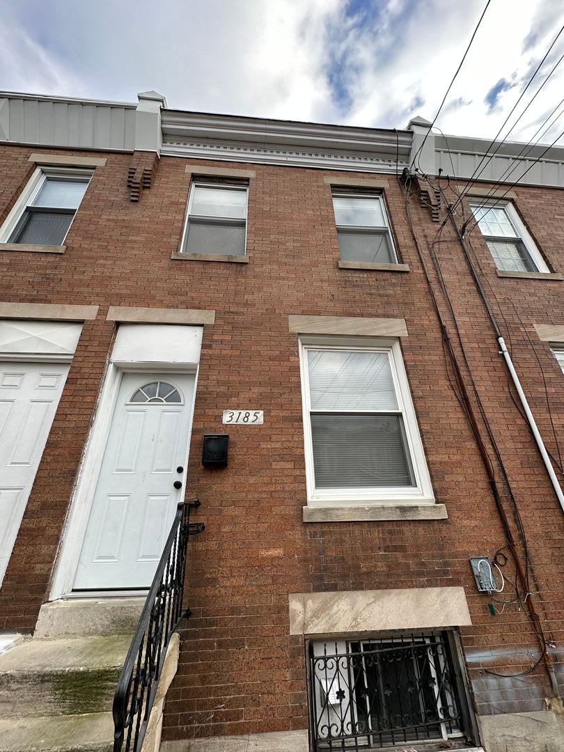 Spacious 3 Bedroom 1 Bathroom in Port Richmond St. Available NOW! – photo 1