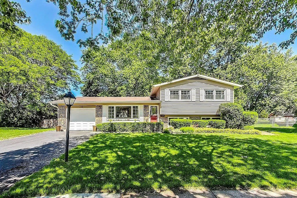318 W Hackberry Drive – photo 1 of 234